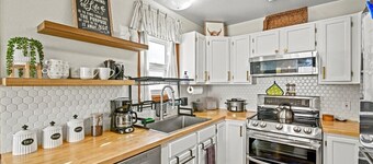 Steps to Hot Springs, Shops, & Trails / 2BR Fiber