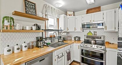 Steps to Hot Springs, Shops, & Trails / 2BR Fiber