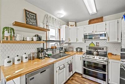 Steps to Hot Springs, Shops, & Trails / 2BR Fiber