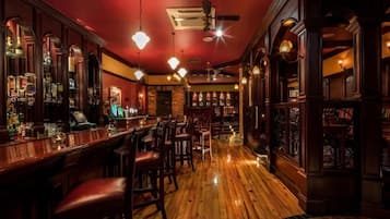 3 bars/lounges