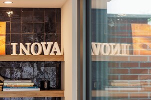 Refrigerador em uma área comum, micro-ondas em uma área comum