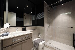 Dusj, hårføner, bidé og håndklær