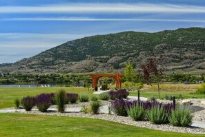 House | 5 bedrooms - Desert Sky - 5 Bedroom View Home With Golf Cart (Osoyoos)