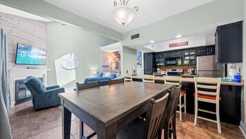 Signature Condo, 2 Bedrooms, Balcony, Garden View | In-room dining