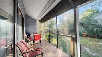 Signature Condo, 2 Bedrooms, Balcony, Garden View | Balcony