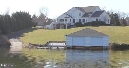 Lake Anna public side, private boat ramp, firepit, sandy beach & more!