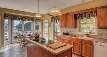 Lake Anna public side, private boat ramp, firepit, sandy beach & more!