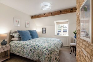 2 bedrooms, desk, iron/ironing board, WiFi