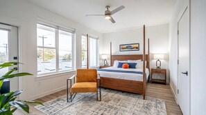 Loftsleilighet – premium, 2 soverom, balkong | Individuelt dekorert, individuelt innredet og skrivebord for bærbar PC