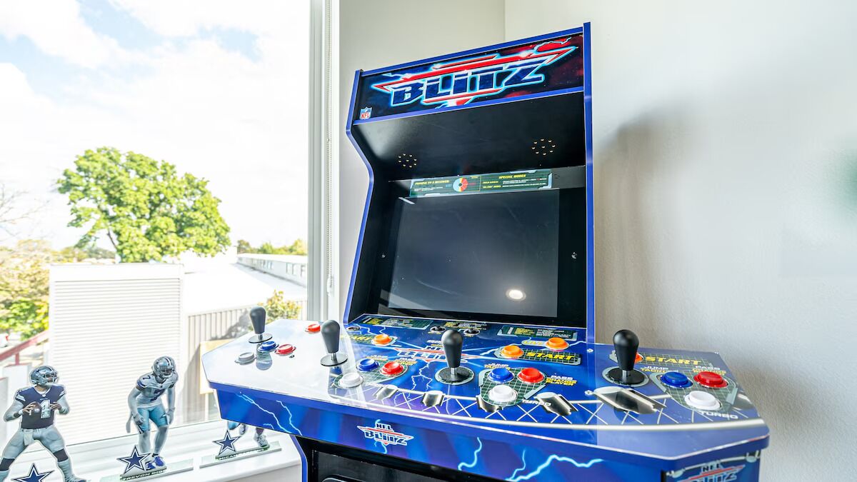 Signature Suite, 1 Bedroom, Balcony | Living area | LED TV