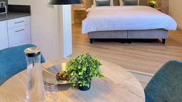 Superior Studio, 1 Queen Bed, Non Smoking, Kitchen | 1 bedroom, in-room safe, blackout curtains, soundproofing