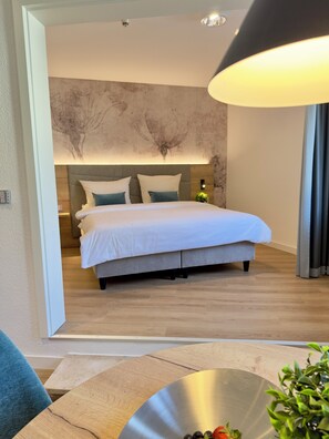 Estudio superior, 1 cama Queen size, para no fumadores, cocina | Caja de seguridad en la habitación, cortinas blackout y insonorización 