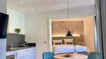 Studio Supérieur, 1 grand lit, non-fumeurs, cuisine | Coffres-forts dans les chambres, rideaux occultants