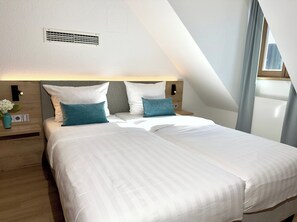 Studio, 1 Queen Bed, Non Smoking, Kitchen | In-room safe, blackout drapes, soundproofing, free WiFi