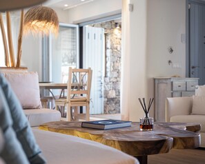 Villa, sjøutsikt | Oppholdsrom | LED-TV