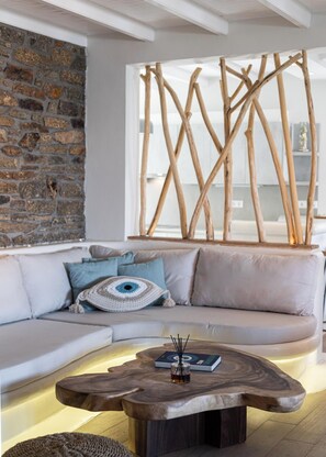 Villa, uitzicht op zee | Woonkamer | Ledtelevisie