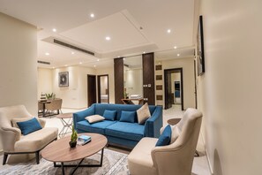 Family Suite, 2 Bedrooms | Ruang tamu | TV 