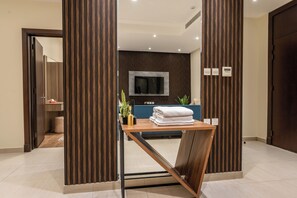 Family Suite, 2 Bedrooms | 2 bilik tidur, ruang kerja komputer riba, langsir/tirai gelap terus 