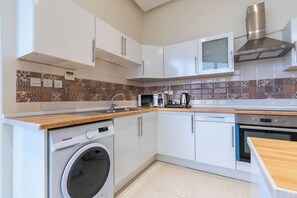 Full-sized fridge, microwave, oven, stovetop