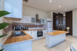 Full-sized fridge, microwave, oven, stovetop