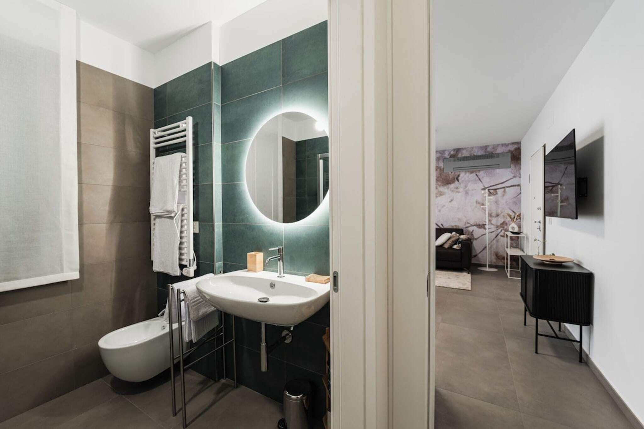 Een douche, een haardroger, een bidet, handdoeken
