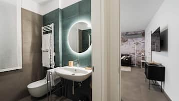 Een douche, een haardroger, een bidet, handdoeken