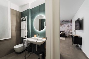 Een douche, een haardroger, een bidet, handdoeken