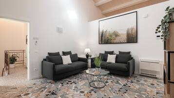 35-inch Smart TV with digital channels, Netflix, books