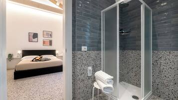 Room, 1 Katil Ratu (Queen), Private Bathroom | 1 bilik tidur, peralatan tempat tidur hipoalergenik, gebar bulu kapas