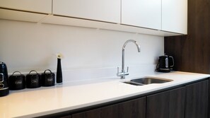 Frigorifero, microonde, forno, piano cottura