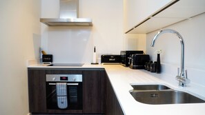 Fridge, microwave, oven, stovetop - 1 Bed Central Apt with Balcony & Free Parking (AO Arena) (Manchester)