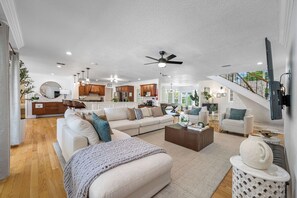 TV, ping pong - Exquisite Villa With Pool&games- 18 Guests (Tampa)