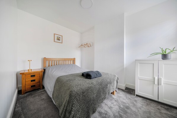 2 habitaciones, tabla de planchar con plancha, wifi y ropa de cama 