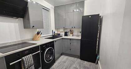 Newly Renovated 2 Bed with Garden & Parking