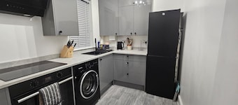 Newly Renovated 2 Bed with Garden & Parking