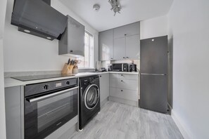 Refrigerador, microondas, horno y parrilla de estufa 