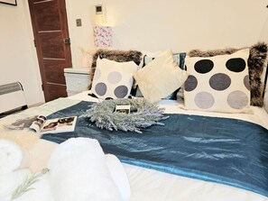 Iron/ironing board, WiFi, bed sheets - Central London Studio for 2 with Kitchenette (London)