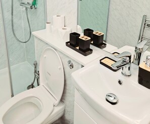 淋浴设施、吹风机、毛巾、肥皂