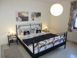 3 habitaciones y tabla de planchar con plancha