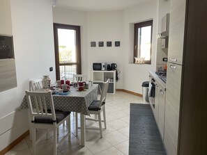 Kühlschrank, Mikrowelle, Ofen