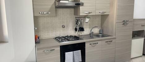 Kühlschrank, Mikrowelle, Ofen