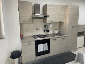 Kühlschrank, Mikrowelle, Ofen