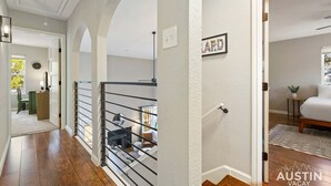 Ein modernes Interieur mit einer Treppe, einem gerahmten Kunstwerk und einer gemütlichen Sitzecke.