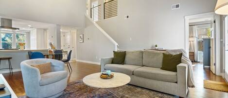 Una Smart TV, libros, una oficina, una pantalla de ordenador