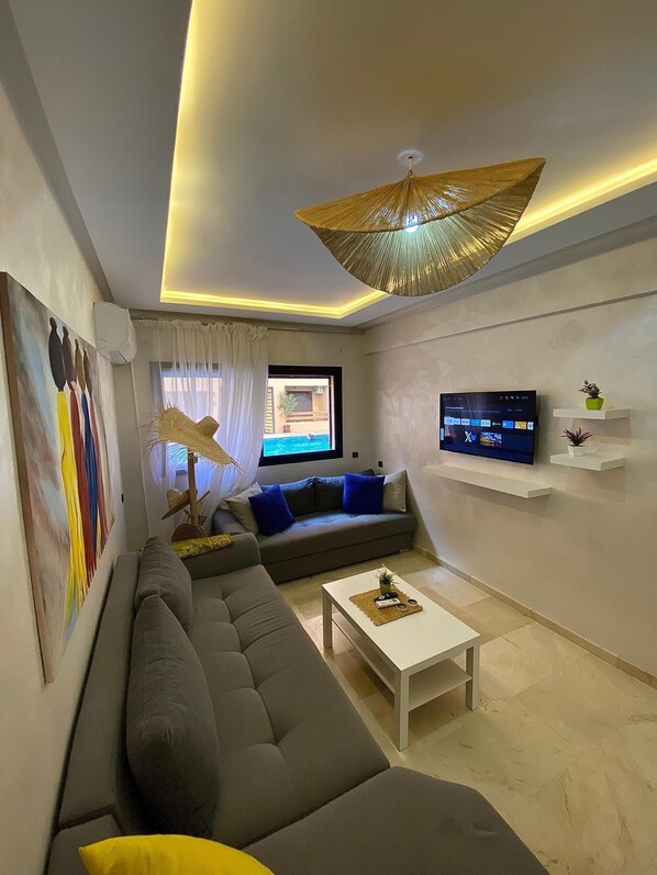 Living area - Luxury apartment with pool view next to the train station in Gueliz (Marrakech)