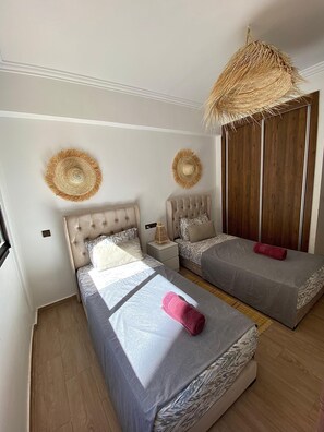 2 bedrooms, iron/ironing board, WiFi, bed sheets - Luxury apartment with pool view next to the train station in Gueliz  (Marrakech)