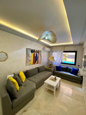 Living area - Luxury apartment with pool view next to the train station in Gueliz  (Marrakech)