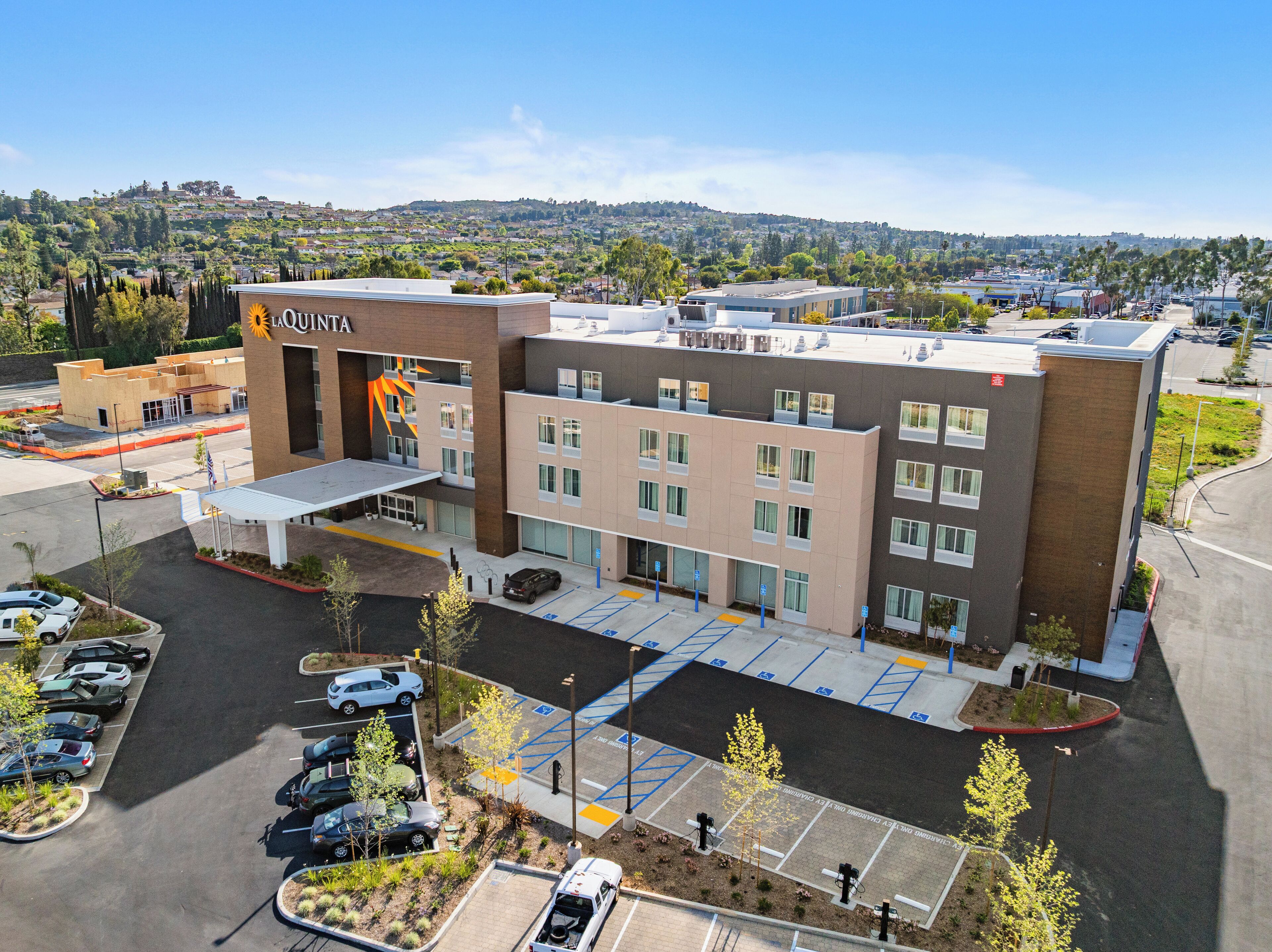 Un hôtel au design moderne, doté d’un parking et offrant une vue sur les environs.