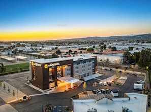 Exterior - La Quinta Inn & Suites by Wyndham La Habra (La Habra)