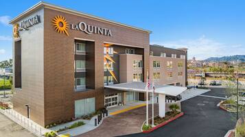Um hotel La Quinta com fachada de tijolos moderna, várias janelas e estacionamento.